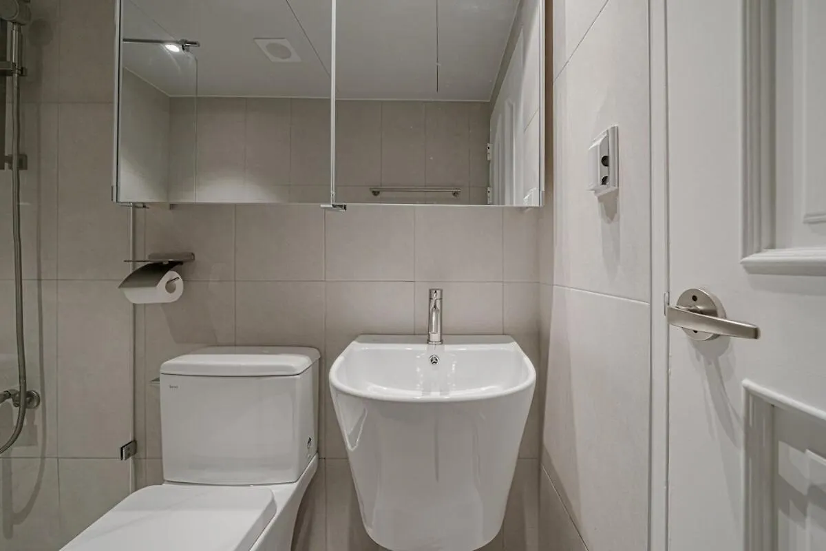201 Apgujeong 2Nd, Studio 1 Bath Queen Bed Seul