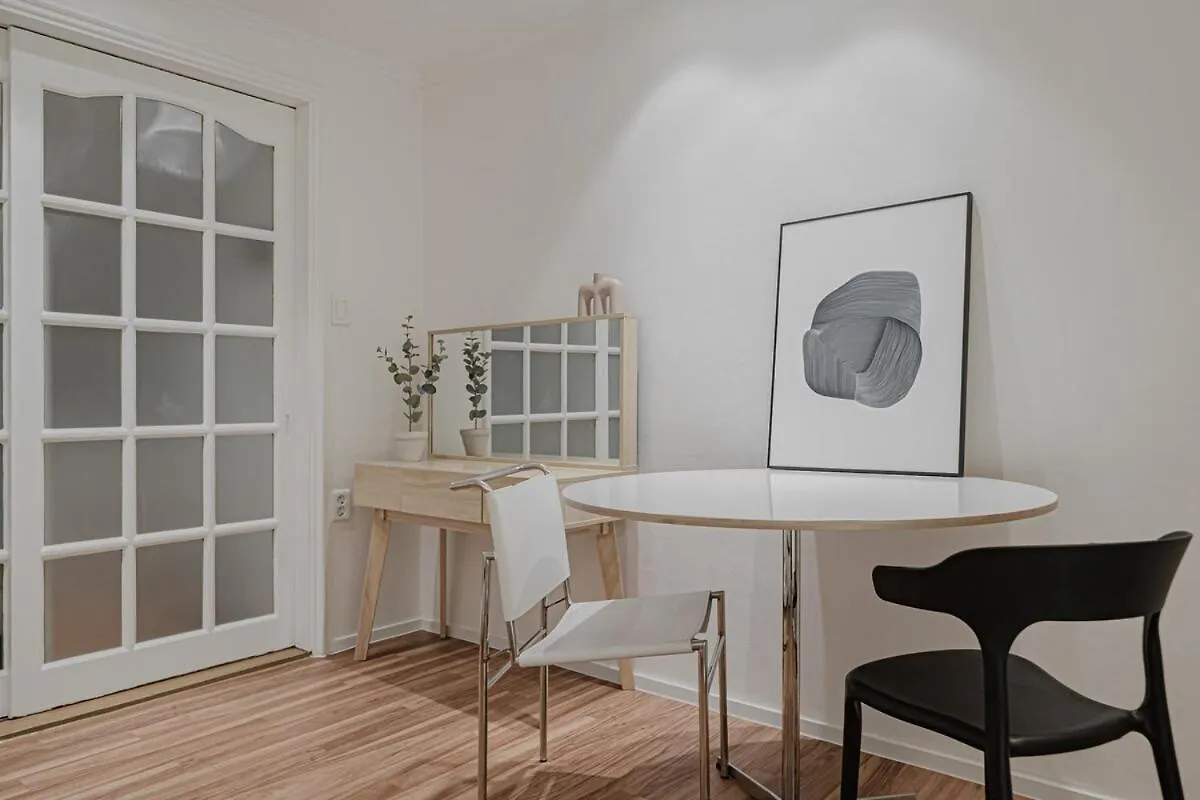 201 Apgujeong 2Nd, Studio 1 Bath Queen Bed Seul 0*,
